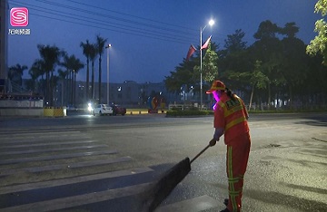 國慶堅(jiān)守崗位 環(huán)衛(wèi)工人揮灑汗水保清潔